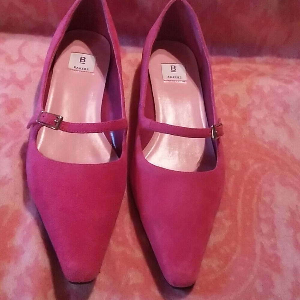 9B Bakers Pink Suede Shoes. EUC.